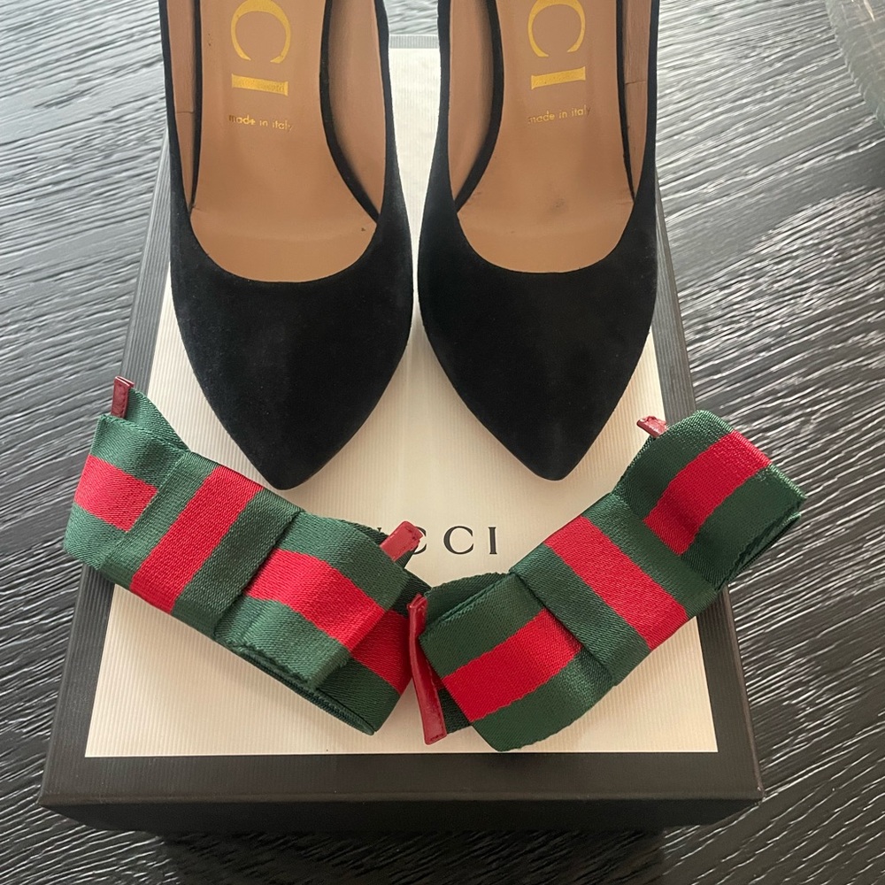 Gucci Sylvie Black Suede Heels with Red and Green Removable bow. - Picture 5 of 16